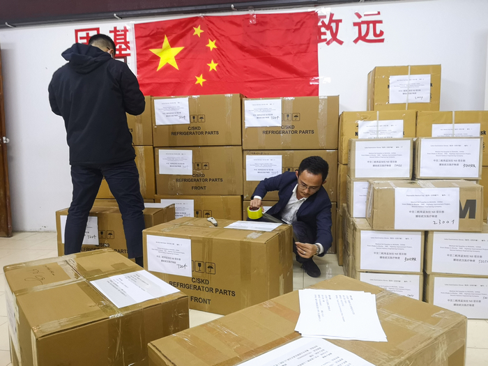 孟加拉N8改擴建項目7標工作人員正在打包準備支援武漢的醫療物資。馬洪強 攝.jpg